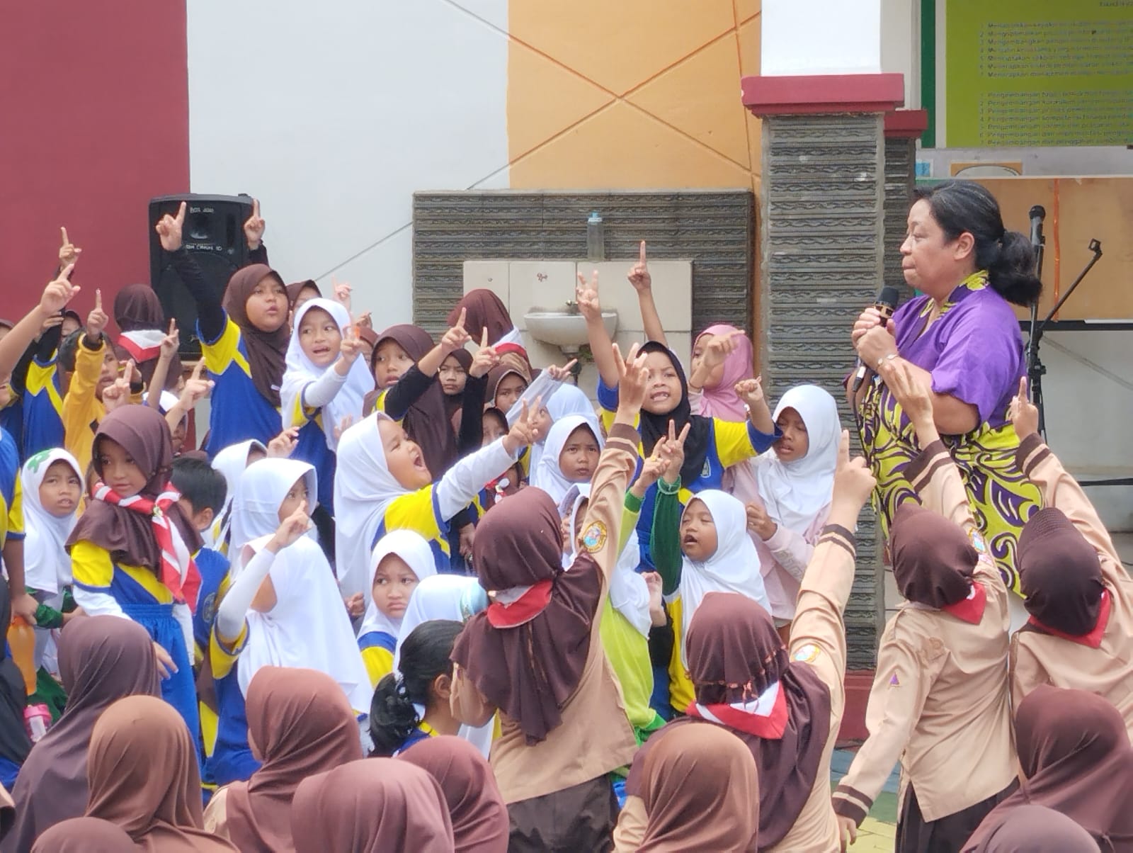 Wisata LiterAsyik Ke SDN Ciracas 10